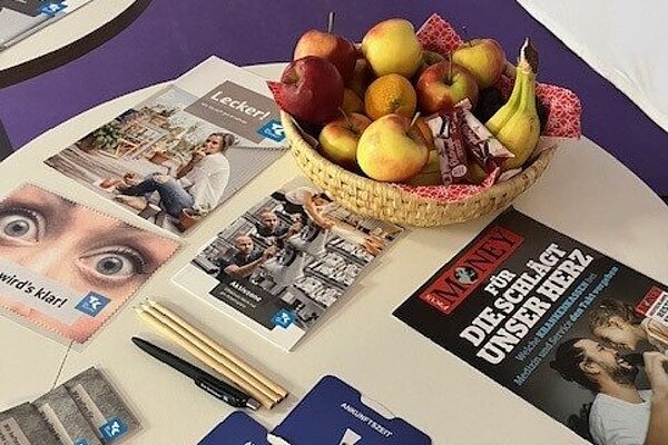 Obstkorb, Flyer und Give-aways beim Gesundheitstag in Renningen.