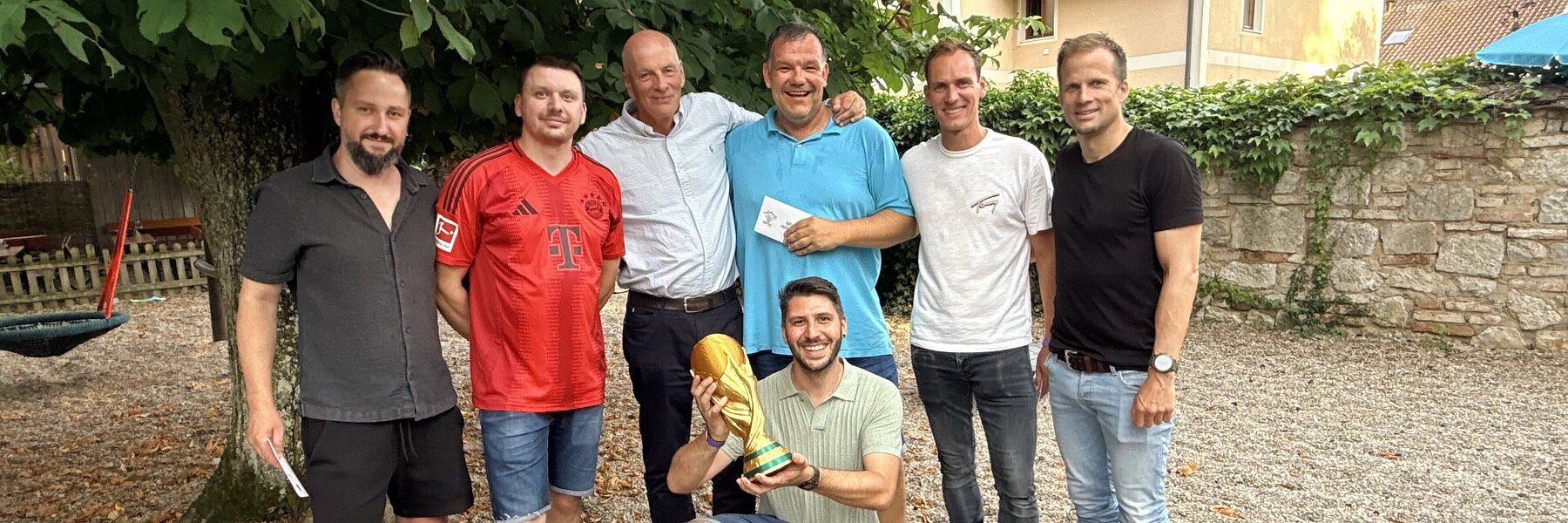 Das Siegerteam des Lebend-Kicker-Turniers mit dem CFO und ihren Preisen.