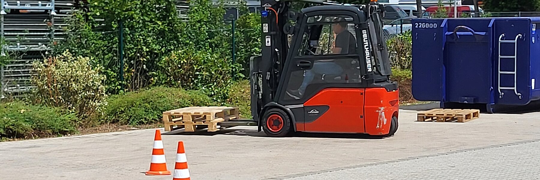 Gabelstapler beim Hochheben einer Palette.
